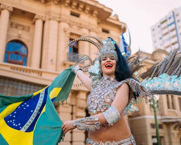 CARNIVAL IN BRAZIL SHOULD EARN OVER US $ 1.7 BILLION IN TOURISM