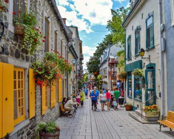 QUEBEC TO REGULATE ILLEGAL TOURIST ACCOMMODATIONS