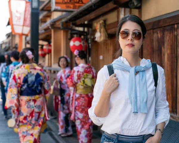 KYOTO’S GEISHA DISTRICT FIGHTS UNRULY TOURISTS