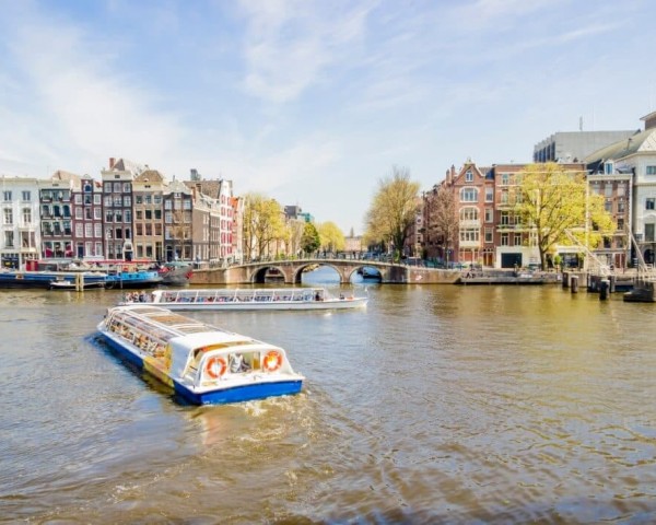 AMSTERDAM ADOPTS NEW MEASURES TO LIMIT THE IMPACT OF MASS TOURISM